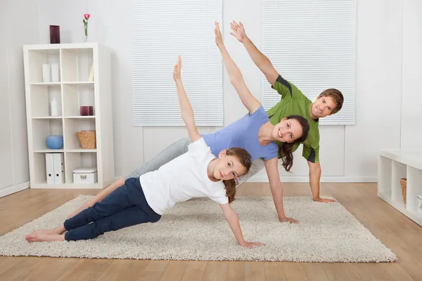Sprawny rodzina robi joga — Zdjęcie stockowe