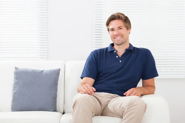 Homem relaxante no sofá — Fotografia de Stock