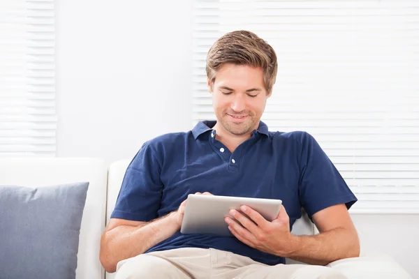 Man met digitale tablet — Stockfoto