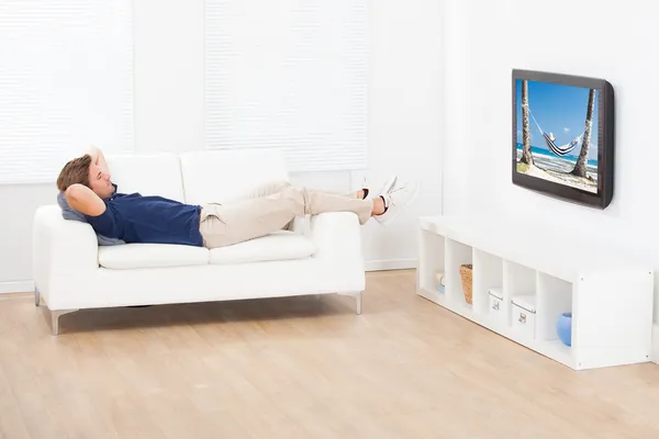 Hombre viendo la televisión — Foto de Stock