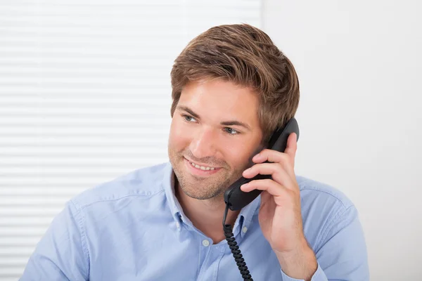 Geschäftsmann kommuniziert am Telefon — Stockfoto