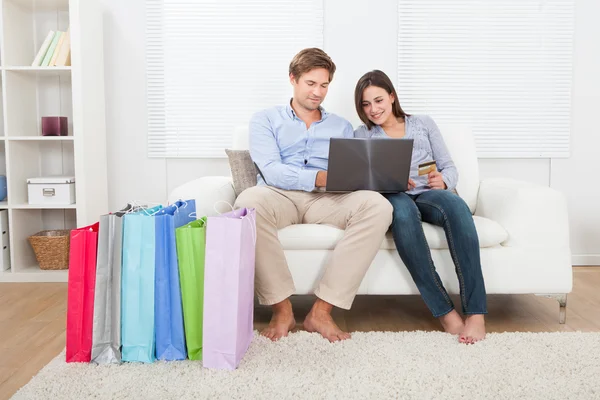 Pareja de compras en línea — Foto de Stock