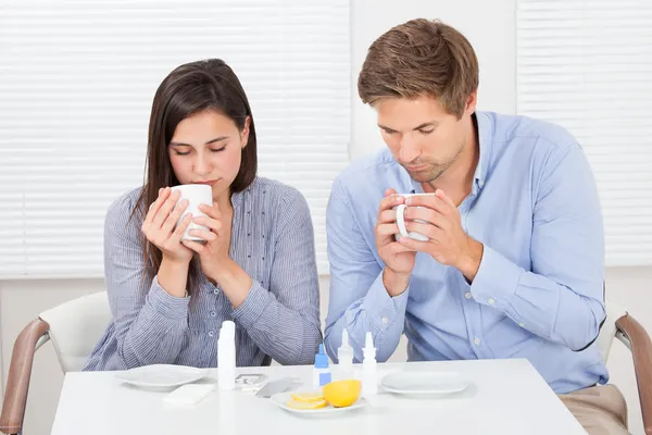 Doente casal beber chá — Fotografia de Stock