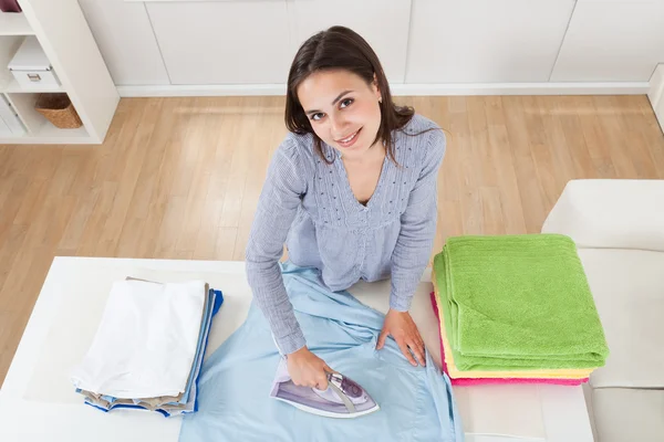 Vrouw strijken kleding — Stockfoto