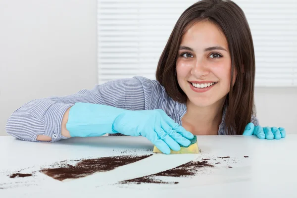 Schmutz von Hand reinigen — Stockfoto