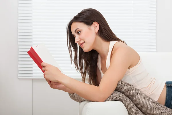 Woman Reading Book — Stock Photo, Image