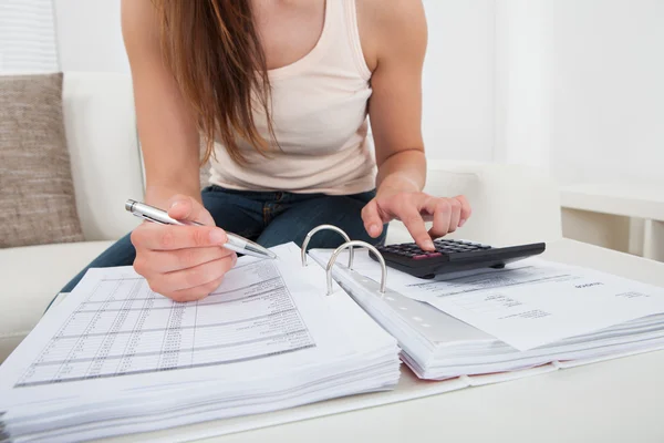 Mujer calculando las finanzas del hogar — Foto de Stock