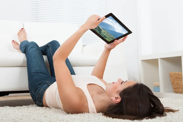 Woman Looking  at  Digital Tablet — Stock Photo, Image