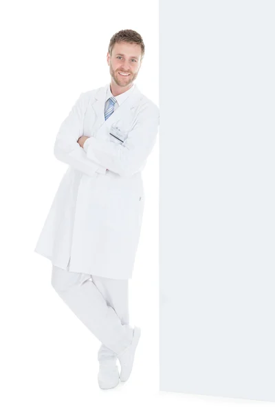 Doctor masculino en la cartelera — Foto de Stock