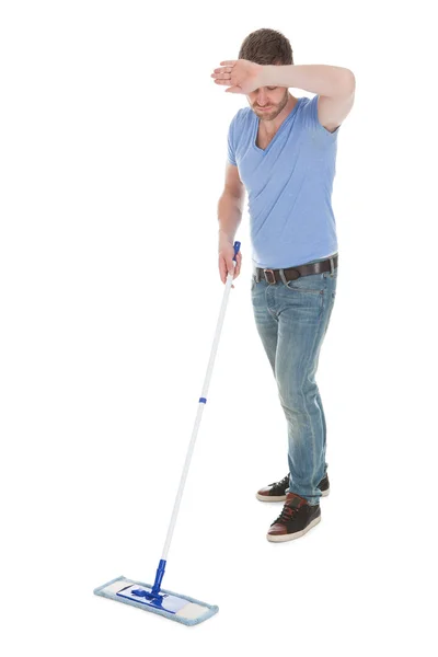 Hombre Mopping piso — Foto de Stock