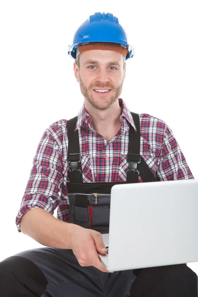 Manual Worker Using Laptop — Stock Photo, Image