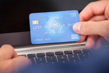 kredi kartı ile online alışveriş için adam