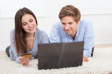 laptop ve kredi kartı kullanılarak Çift