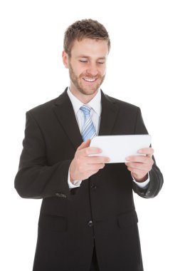 Dijital Tablet kullanan Genç İşadamı