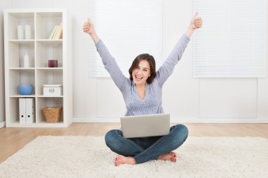 kadın kolları laptop kullanırken yetiştirme