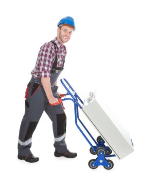 makine üzerinde kart bastırmak işçi