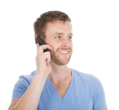 yetişkin adam yanıtlayan cep telefonu