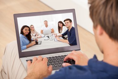 adam katılıyor konferans laptop