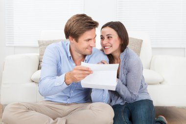 Çift okuma mektubu evde