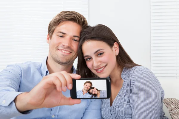 Pareja tomando autorretrato en Smartphone —  Fotos de Stock