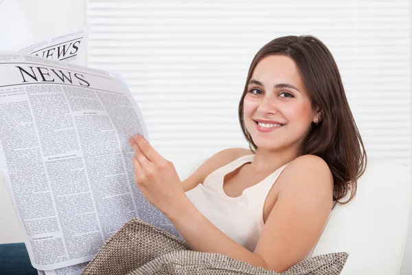 Nő olvas újságot — Stock Fotó