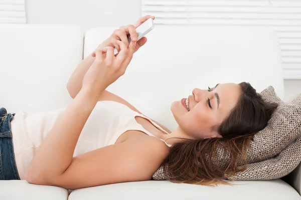 Vrouw met mobiele telefoon — Stockfoto