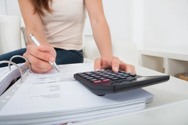 Woman calculating home finances — Stock Photo, Image