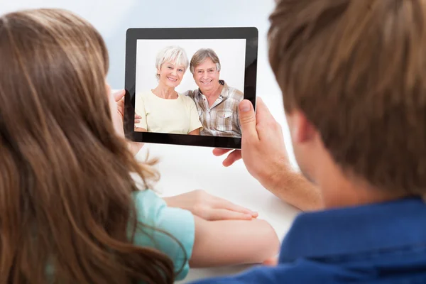 Dotter med far chattar på digital tablet — Stockfoto
