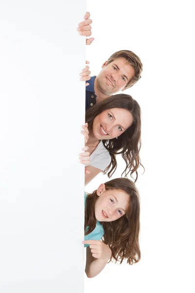 Familia sosteniendo cartelera en blanco — Foto de Stock