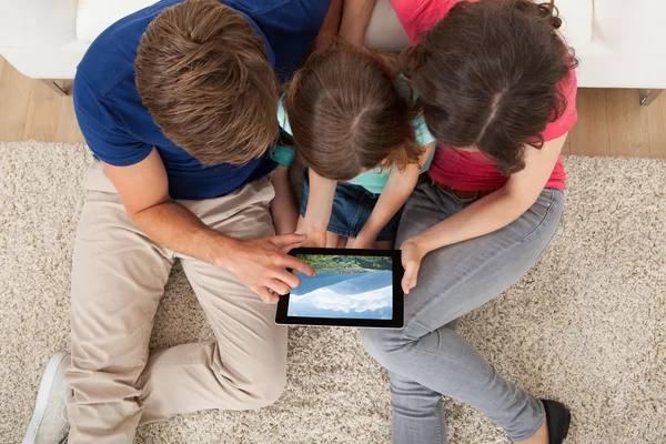 Famiglia con tavoletta digitale — Foto Stock