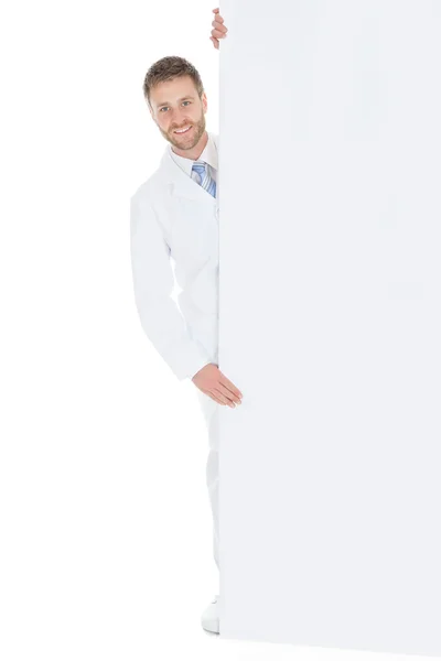 Молодой врач с рекламным щитом — стоковое фото
