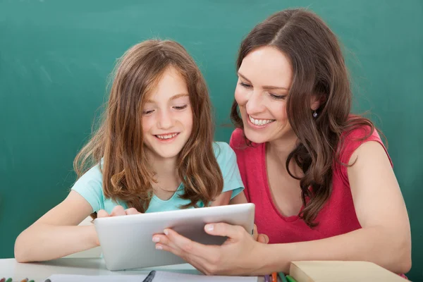 Mulher e menina usando tablet digital — Fotografia de Stock