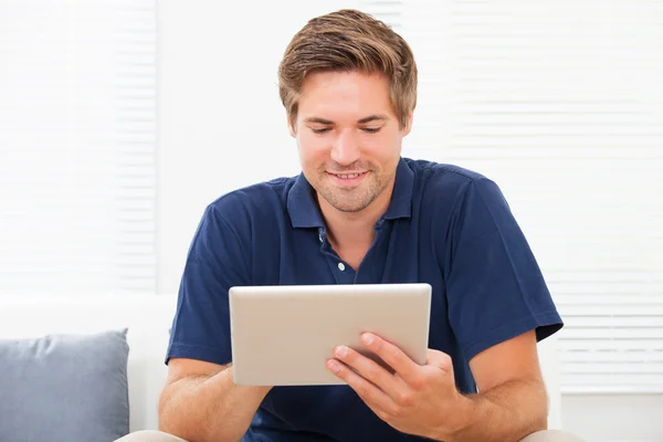 Homem usando tablet digital — Fotografia de Stock