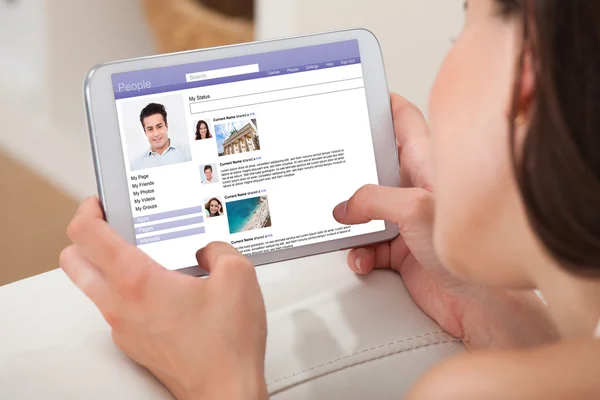 Frau mit digitalem Tablet auf Social Site — Stockfoto