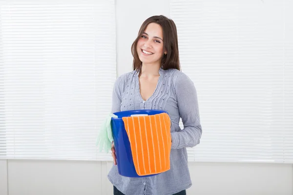 Mujer y cubo con equipo de limpieza —  Fotos de Stock