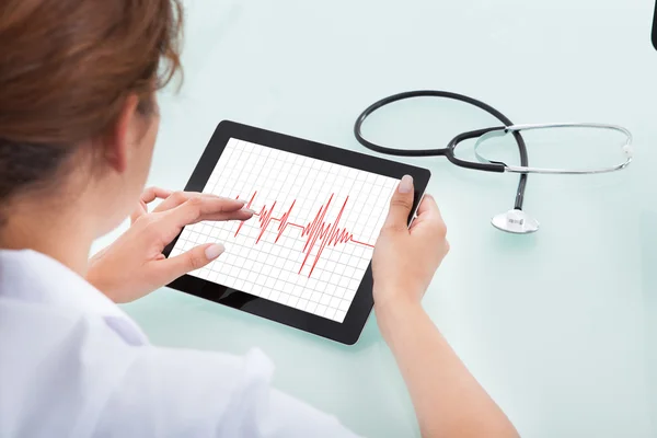 Cardioloog analyseren heartbeat — Stockfoto