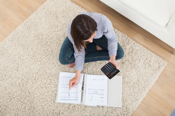 Mulher calculando finanças domésticas — Fotografia de Stock