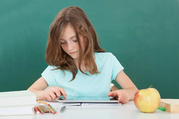 Schoolmeisje met behulp van digitale Tablet PC — Stockfoto