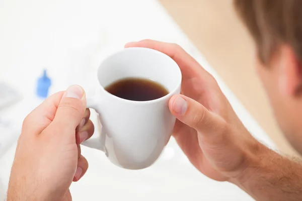 Male hands with Lemon Tea — Stock Photo, Image