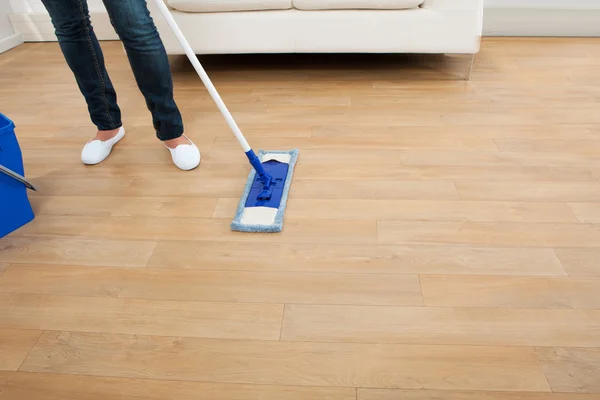 Femme Mopping Plancher de bois franc — Photo