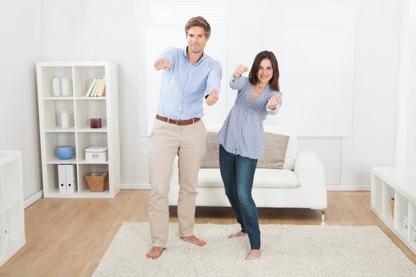 Pareja jugando videojuegos — Foto de Stock