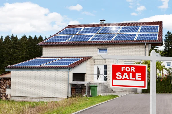 Zum Verkauf Schild vor dem Haus — Stockfoto