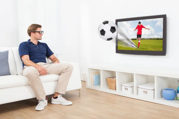 Mann schaut Fußball im Fernsehen — Stockfoto