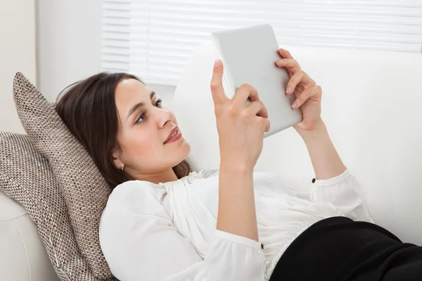 Mulher de negócios usando tablet digital — Fotografia de Stock