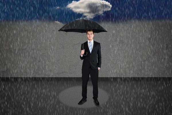 雨の下で傘を持っているビジネスマン — ストック写真