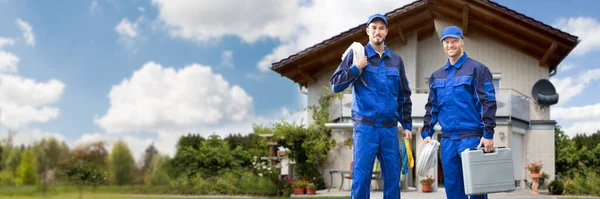 Zwei Elektriker Oder Lächelnde Dienstleister — Stockfoto