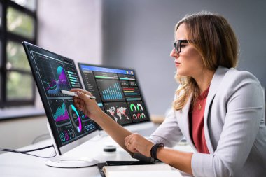 Bilgisayar ekranında KPI Verilerine Bakan Analist Kadınlar