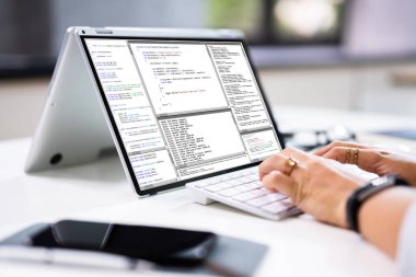 Dizüstü bilgisayar kullanarak Ofis Masasında Programcı veya Kodlayıcı
