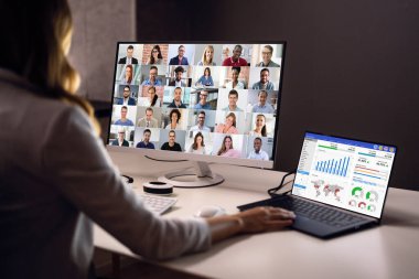 Geceleri dizüstü bilgisayarda konferans veren kadın yöneticisi. Uzak Toplantı