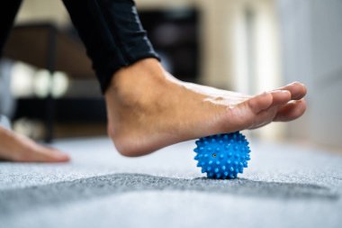 Tetik Noktalı Dikenli Masaj Topuyla Ayak Masajı. Miyofasyal Sürüm